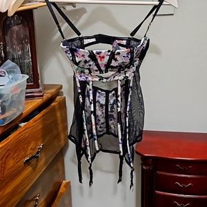 Victoria's Secret 34B white floral lingerie w black mesh & boning